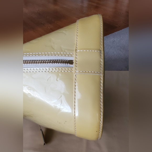 Louis Vuitton Alma GM Blanc Corail Vernis - Picture 8 of 16